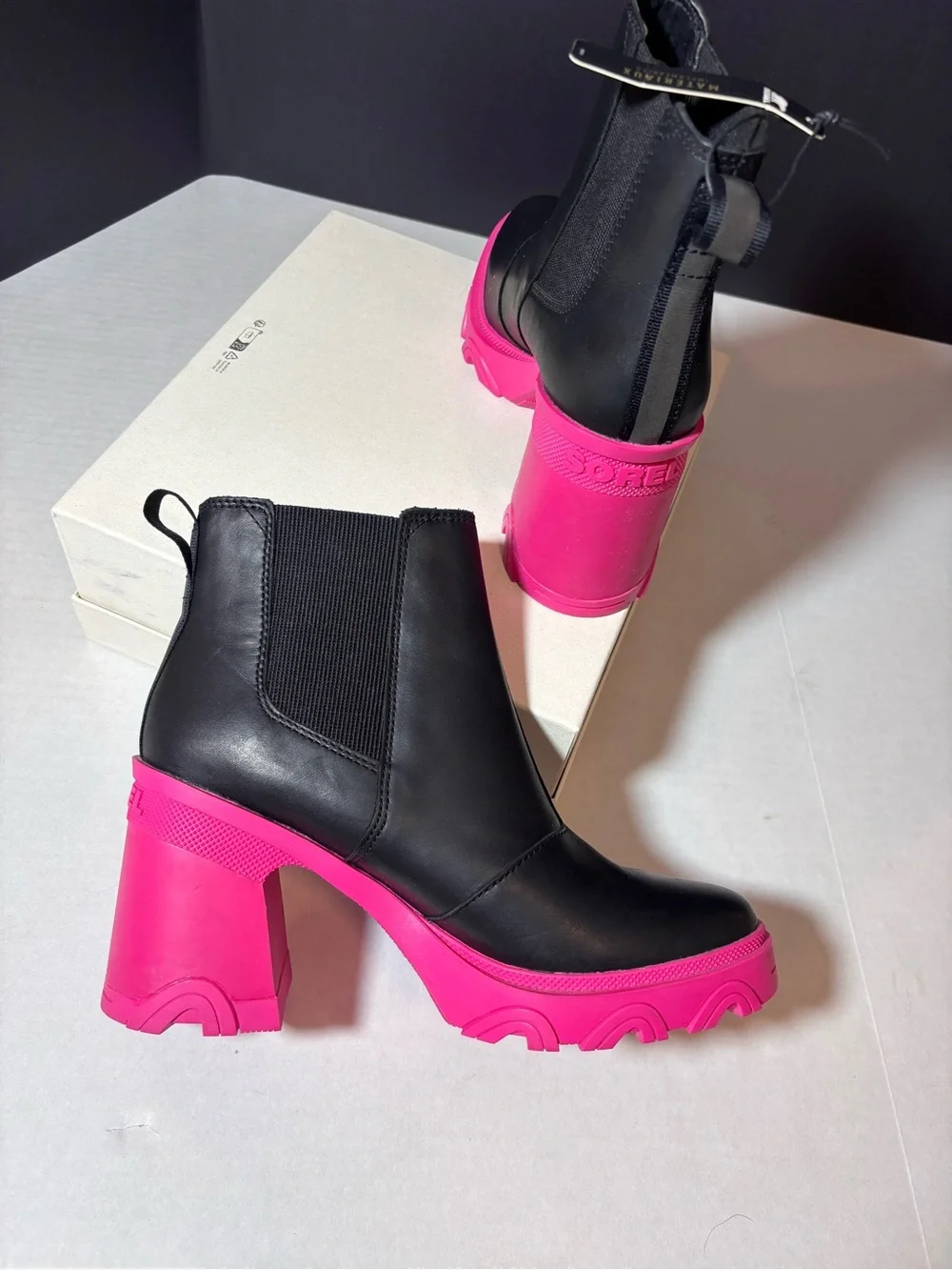 SOREL Brex Heel Chelsea Boots NWT Black Leather Hot Pink Sole Size 8.5